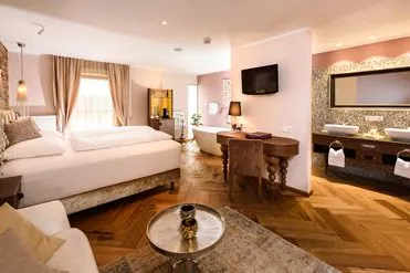 Bild: Vom Living Room zum Loving Room: Feinste Parkettböden schaffen im Romantikhotel das richtige Feeling