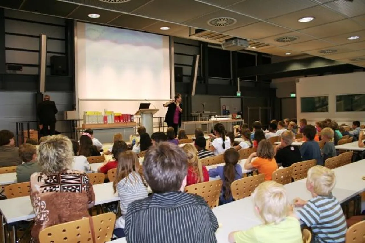 Die Präsidentin der Fachhochschule Koblenz - Prof. Ingeborg Henzler - begrüßte die Kinder herzlich und erklärte ihnen, was es mit dem Studierendenausweis auf sich hat. FOTO: Nadine Schmitz
