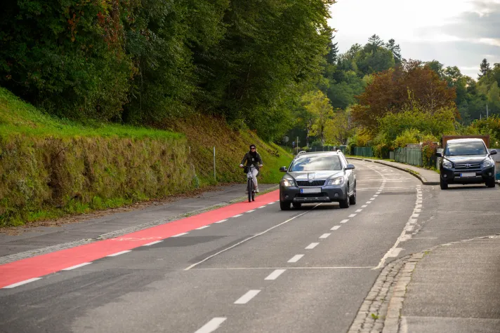 Bild: Sicher Radfahren auf der Landstraße: Test neuer Bodenmarkierungen 