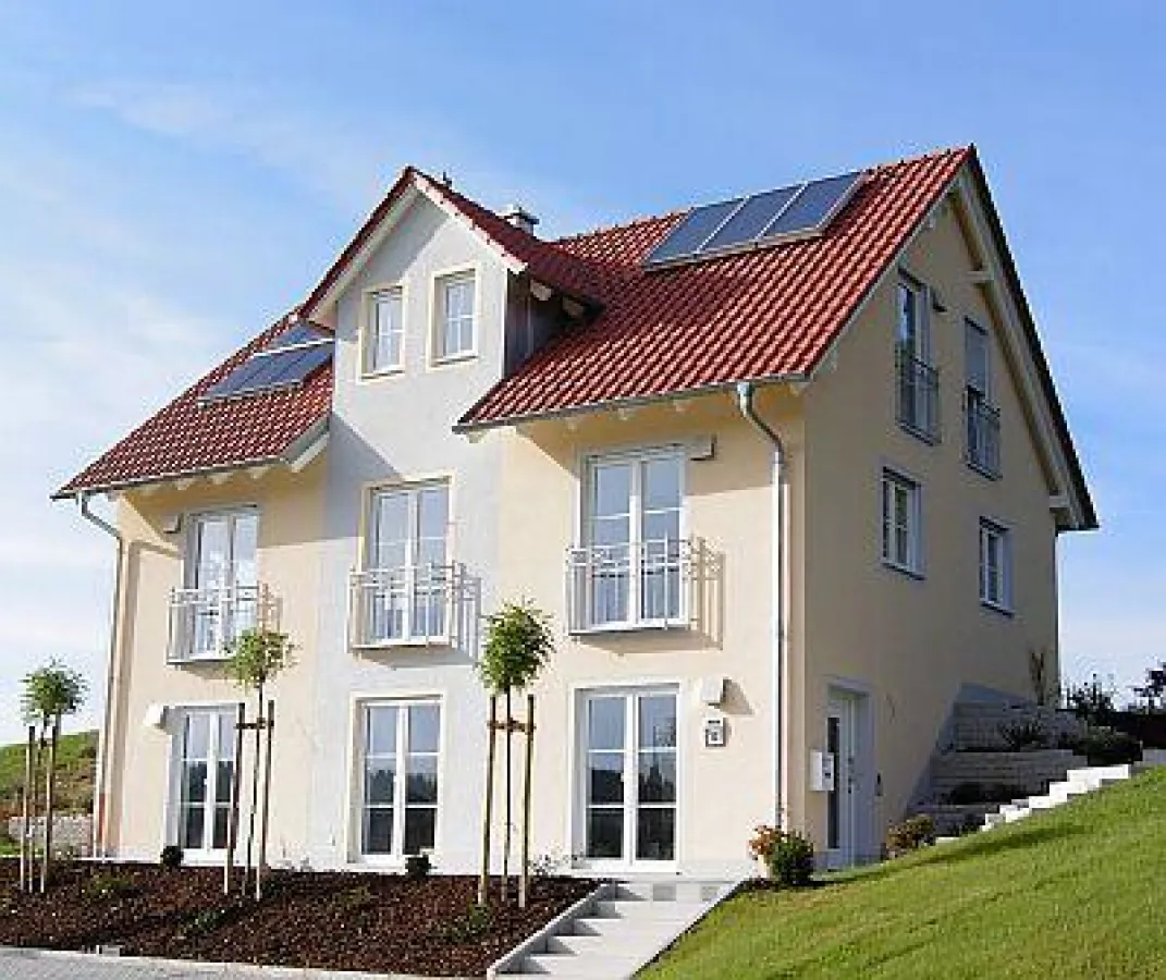 Mit bis zu sieben großzügigen Wohnräumen eignet  sich das Hanghaus 190 von Waldberg-Haus als großes Einfamilienhaus. Die  Einliegerwohnung kann auch als Büro genutzt werden.