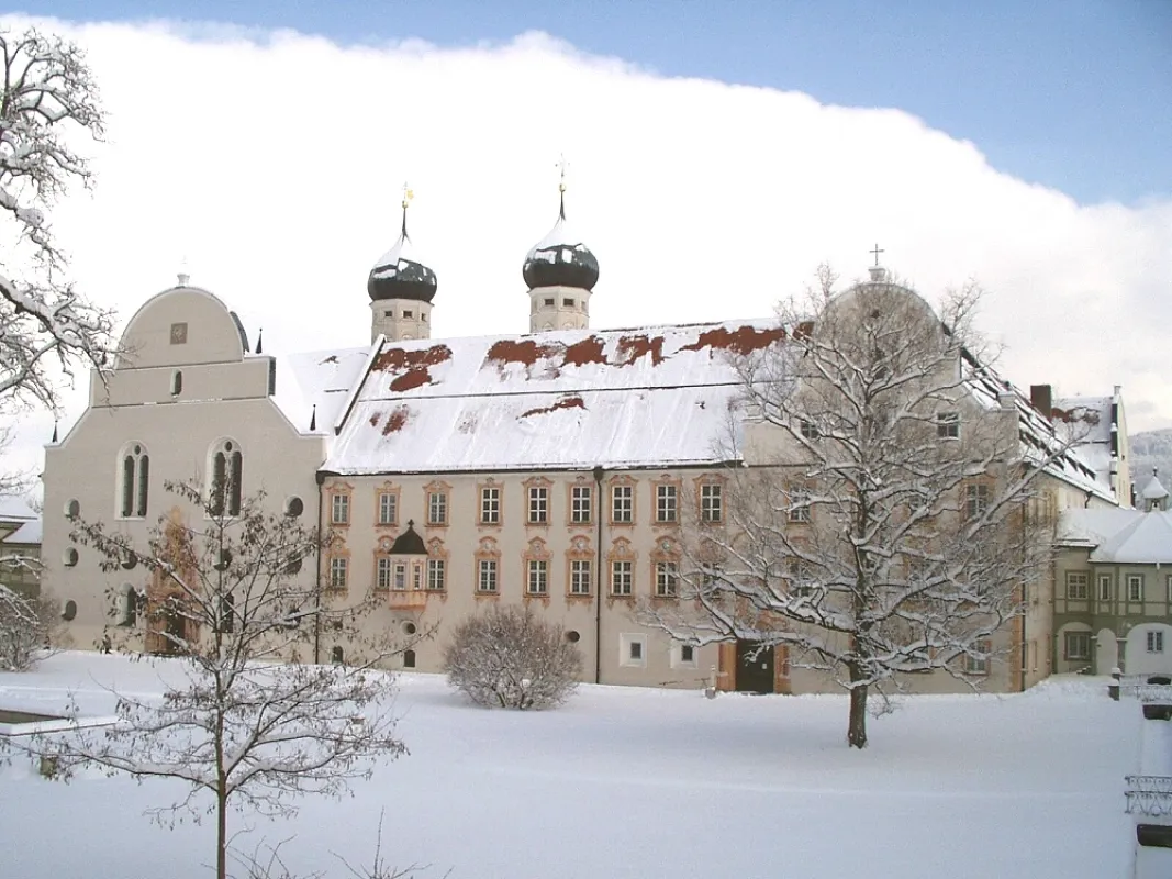 Blick auf den Konventbau des Klosters Benediktbeuern, in dem sich der Barocksaal befindet