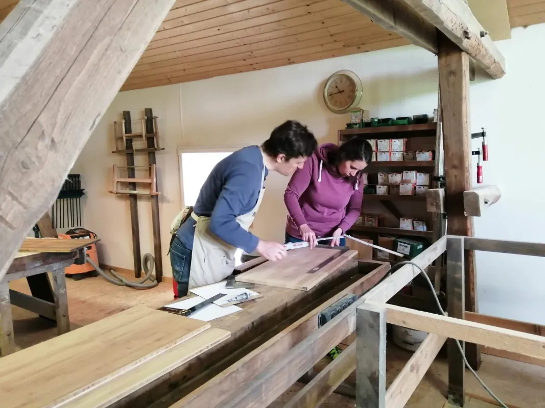 Teilnehmer arbeiten in den Tischlerkursen bei TAGEWERK unter Anleitung weitestgehend selbstständig..