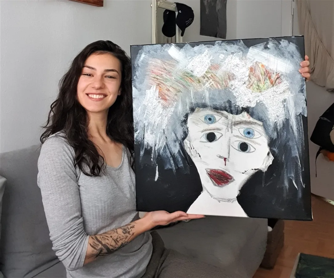 Künstlerin Schirin Düzer mit einem ihrer Ausstellungswerke (© Schirin Düzer)