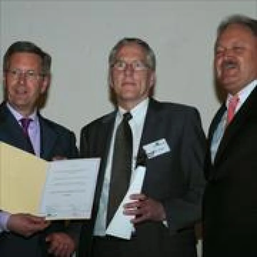 Den Energieeffizienz-Preis der Wachstumsregion Ems-Achse überreichen Ministerpräsident Christian Wulff (links) und der Vorstandsvorsitzende der Ems-Achse, Michael Wendt (rechts), an Onno Behrends Werk