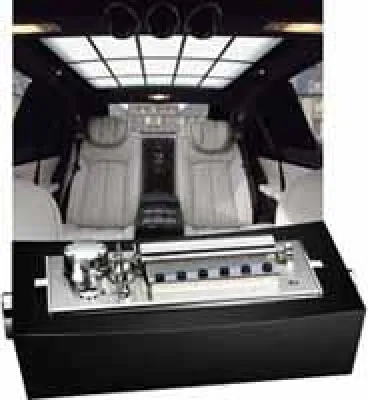 Bild: Reuge lehnt sich mit einer Musikdose bequem im Fond des Maybach zurück