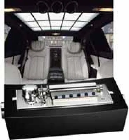 Bild: Reuge lehnt sich mit einer Musikdose bequem im Fond des Maybach zurück