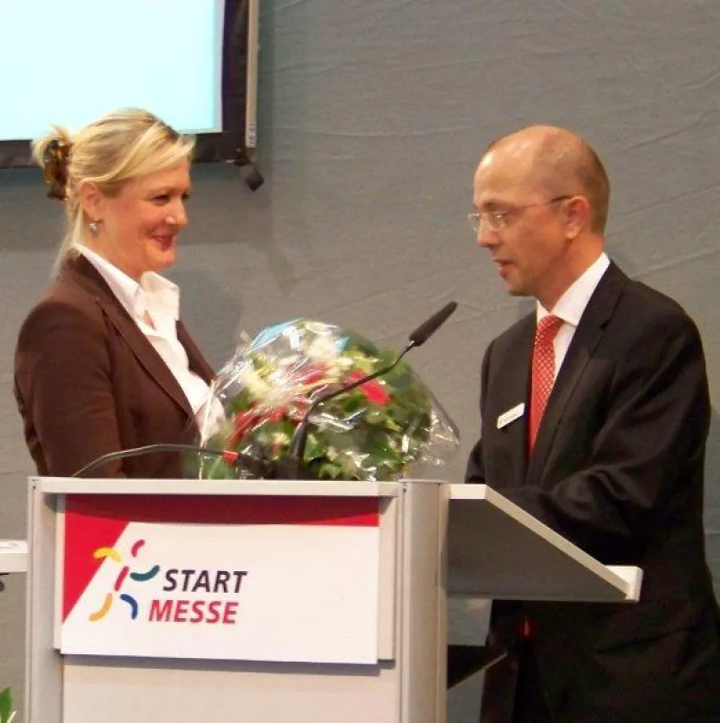 Jörg Gusmag (r.) von der Sparkasse Hannover überreicht den 2. Preis an Anna Kaleta (l.)