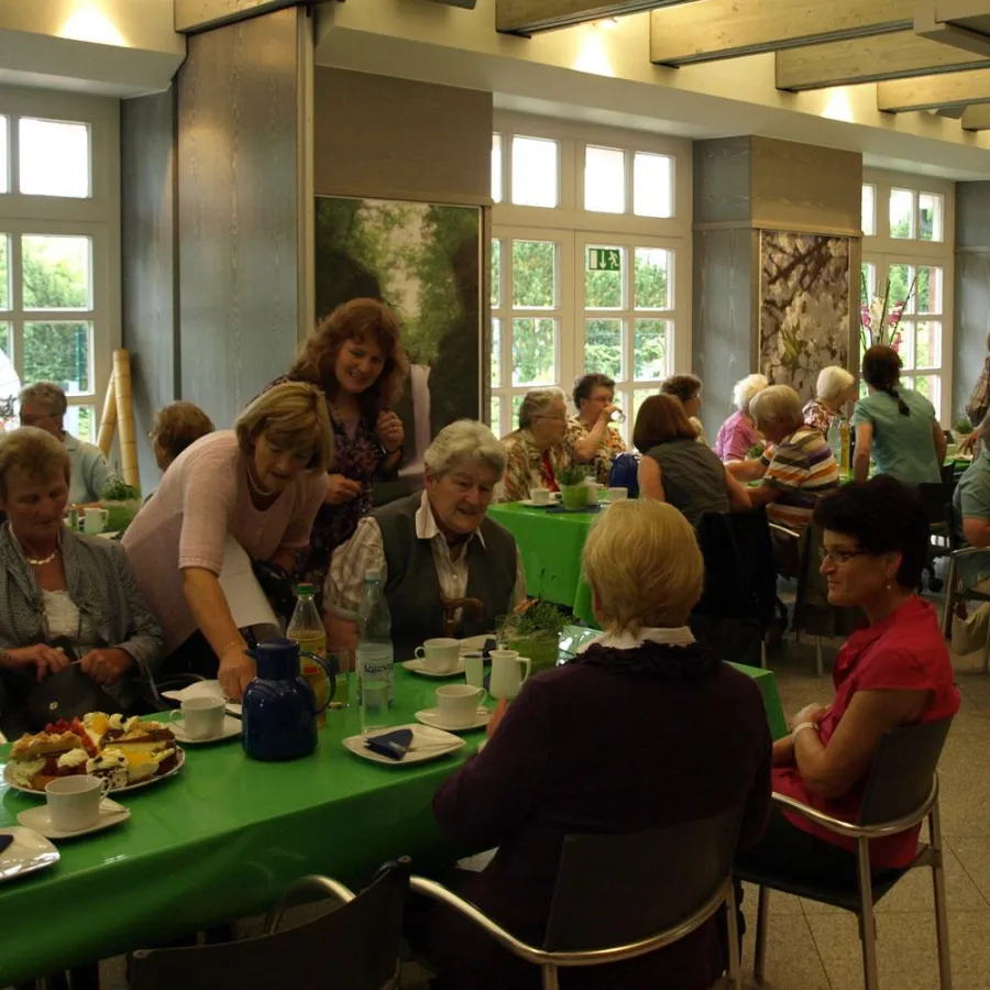 Im exotisch geschmückten Euro-Raum der Volksbank ging es beim Treffen der Landfrauen äußerst bodenständig zu.