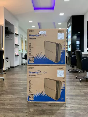 Bild: Der Bonner Friseur Marcel Michels setzt auf modernste Filtertechnik zur Reduzierung der Aerosole im Salon