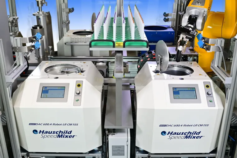 Bild: Vollautomatisierte Anlage zur Formulierung neuer Klebstoffe mischt mit Hauschild SpeedMixer®