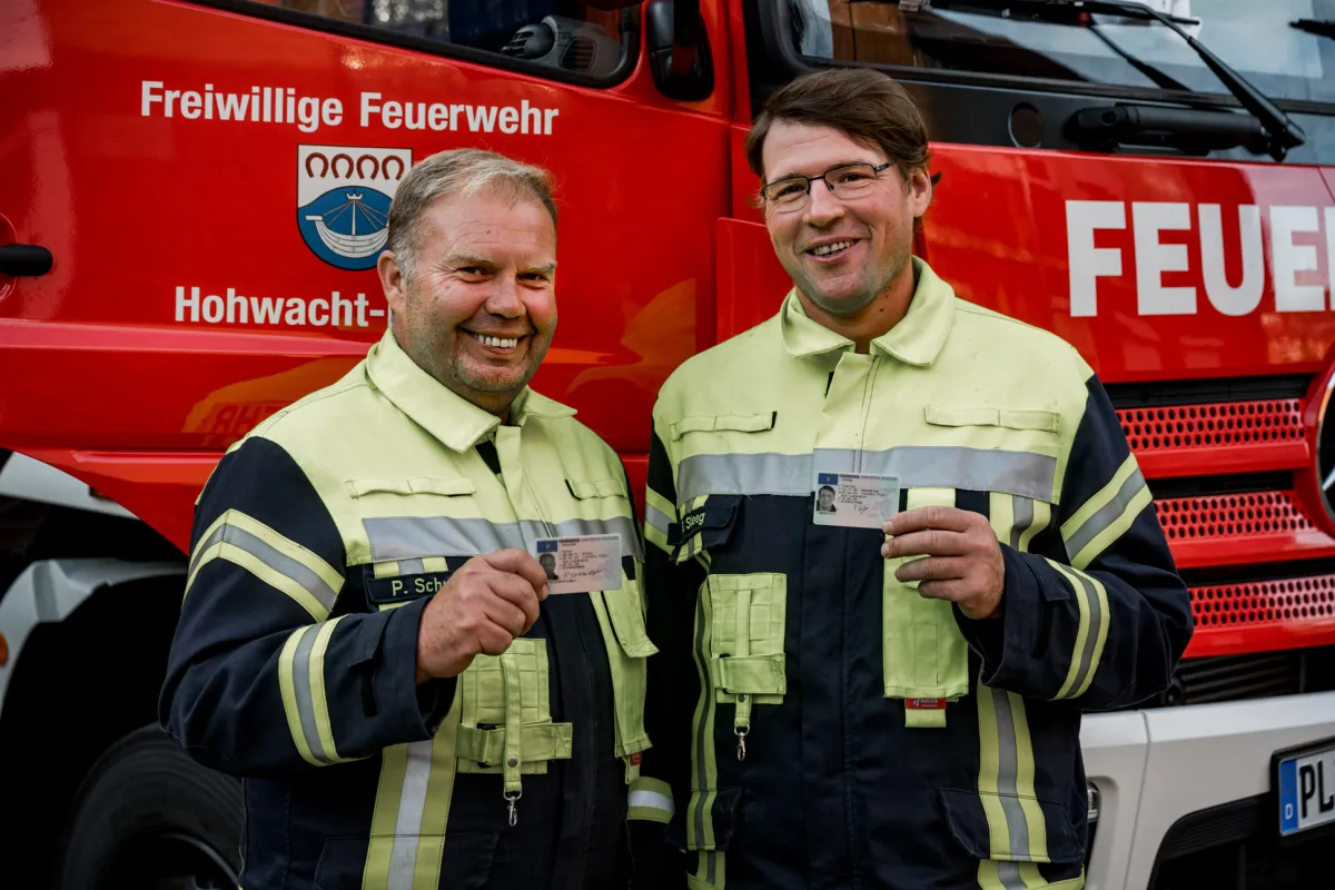 Die beiden engagierten Feuerwehrkameraden, Florian Steeg und Peter Schuldt, haben die neuen Führersc (© Christiane Münster)