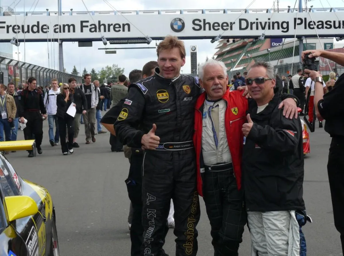 Die erfolgreichen Fahrer André Krumbach / Hardy Schiller / Ralf Weiner vor dem Start zum 6h ADAC Ruhr-Pokal-Rennen. Foto: Sport Cars