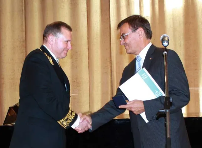 Russischer Botschafter Kotenev erhält Volksbundauszeichnung Bild: Russischer Botschafter Kotenev erhält Volksbundauszeichnung