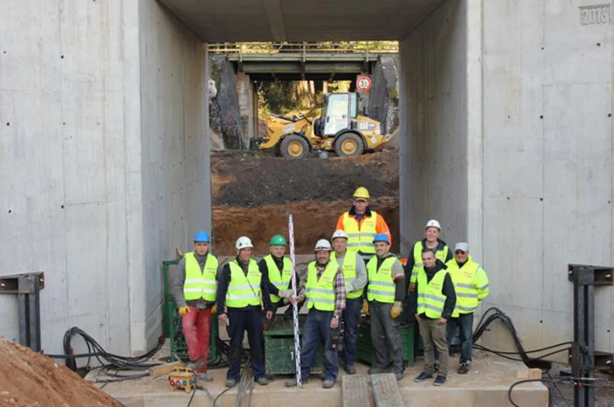 Geschafft: Das Team der Bauunternehmung Himmel und Papesch vor der neuen ICE-Brücke.
