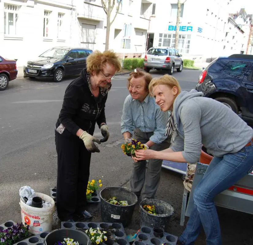 Die artisan Mitglieder Irmgard Schwamm, Marlene Utech und Astrid Stäber bei der Blumenpflanzaktion