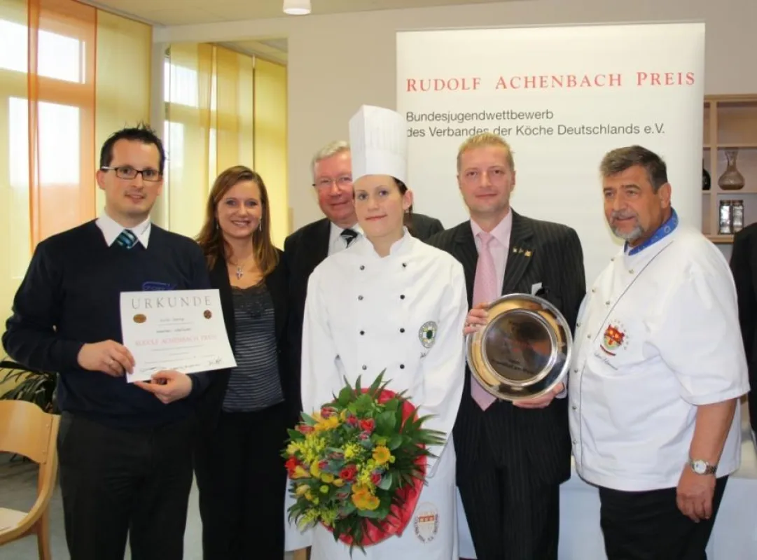 Siegerehrung von Julia Komp (vorne) vlnr. Johannes Krahwinkel (Betreuer CKV), Katrin Moos-Achenbach & Bernd Moos-Achenbach