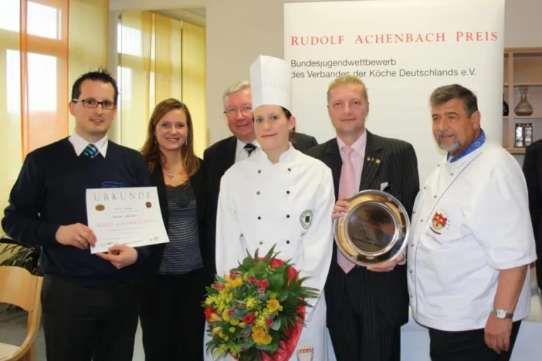 Bild: Kölner Kochauszubildende Julia Komp gewinnt den NRW Landespokal des Rudolf Achenbachpreises 2011