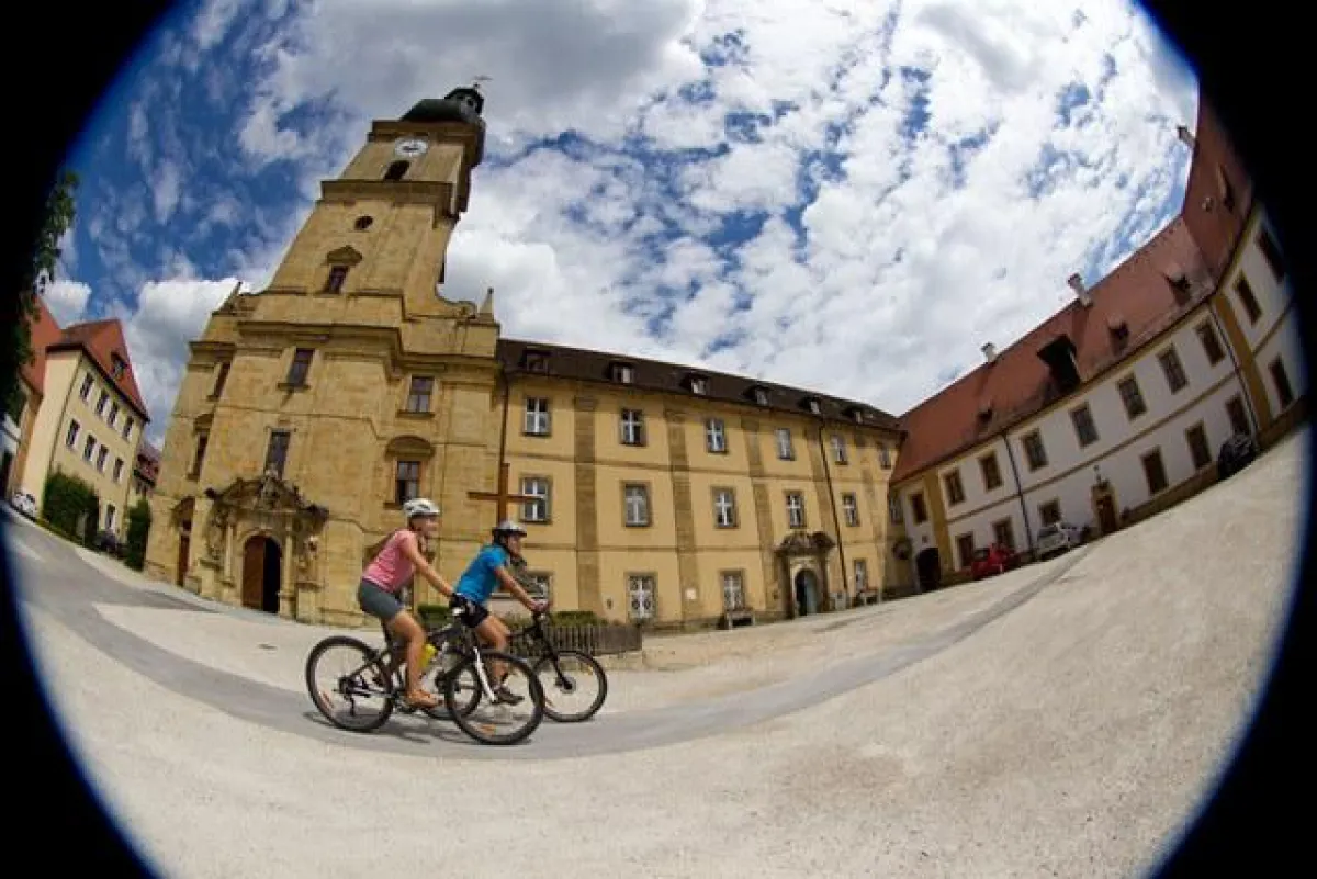 Mit dem Fahrrad beim Kloster Ensdorf (Stefan Gruber)