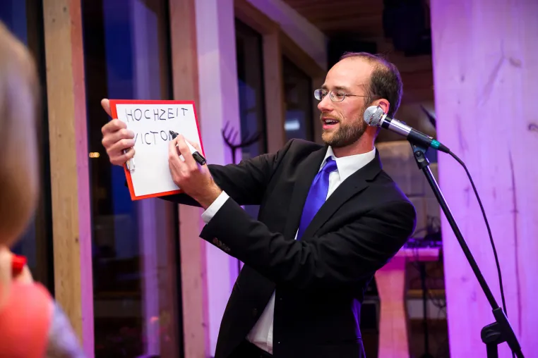 Wie ein Zauberkünstler die perfekte Hochzeits-Unterhaltung liefert Bild: Wie ein Zauberkünstler die perfekte Hochzeits-Unterhaltung liefert