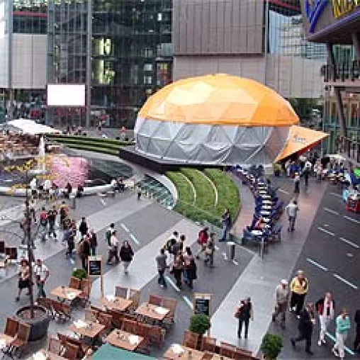 Bild: Die „First Authentic Mars Flight Simulation“ der KUKA Roboter im Berliner Sony Center ist jetzt erfolgreich zu Ende gegangen