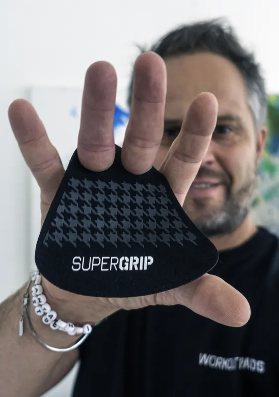 Workoutpads mit Supergrip-Beschichtung sind die beste Wahl und Alternative zu Fitness Handschuhen. (© Patrick Hartung / Workoutpads / Hamburg)