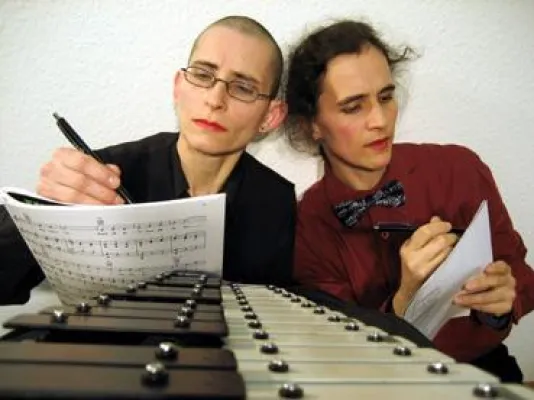 Schweizerisch-deutsches Künstlerinnenduo kommentiert Menschenrechte Bild: Schweizerisch-deutsches Künstlerinnenduo kommentiert Menschenrechte