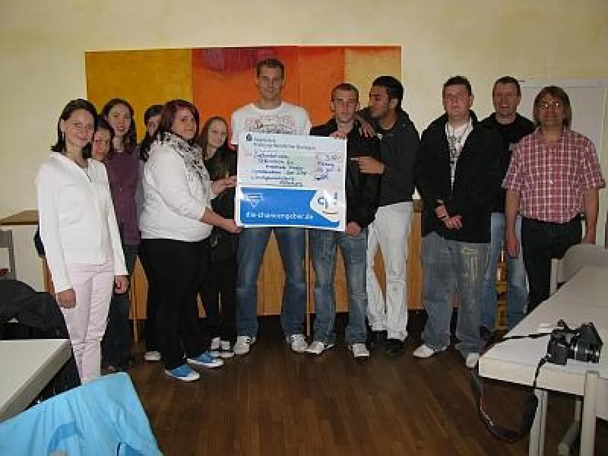 (v.r.) Claus Geppert, CJD-Lehrer Bodo Herrmann und Vertreter der SMV bei der Spendenübergabe (Bild: CJD Jugenddorf Offenburg).