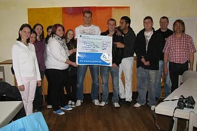Bild: Spendenaktion von Jugendlichen im CJD Jugenddorf Offenburg: 510 Euro für krebskranke Kinder gesammelt