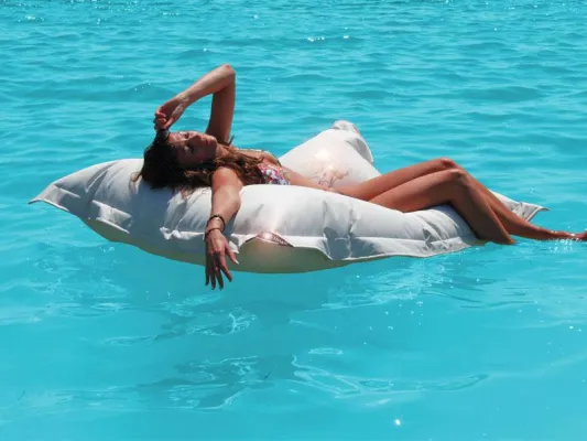 Bild: Die Weltneuheit, das schwimmende Sitzkissen chillisy® WATERPROOF hat seine Wassertaufe bestanden