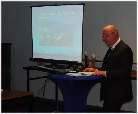 Bild: Auf den Spuren von Vulkanen und Dinosauriern: Der Lebensraum Habichtswald lockte viele in die Schaustelle