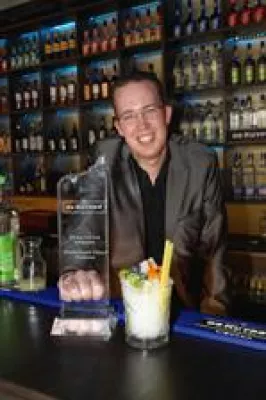 Bild: Richard Dührkohp von der Yakshi’s Bar im EAST Hotel Hamburg gewinnt das De Kuyper Cup Finale 2010