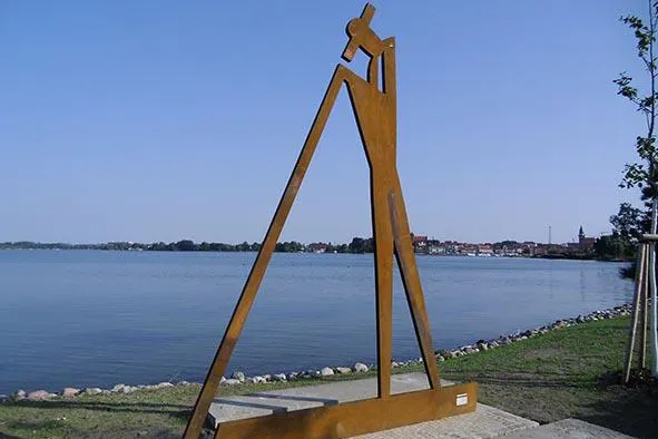 Bild: Stählerne Kunst am Müritz-Ufer