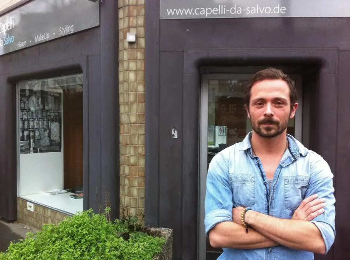 Friseurmeister Salvatore Caserta vor seinem Salon