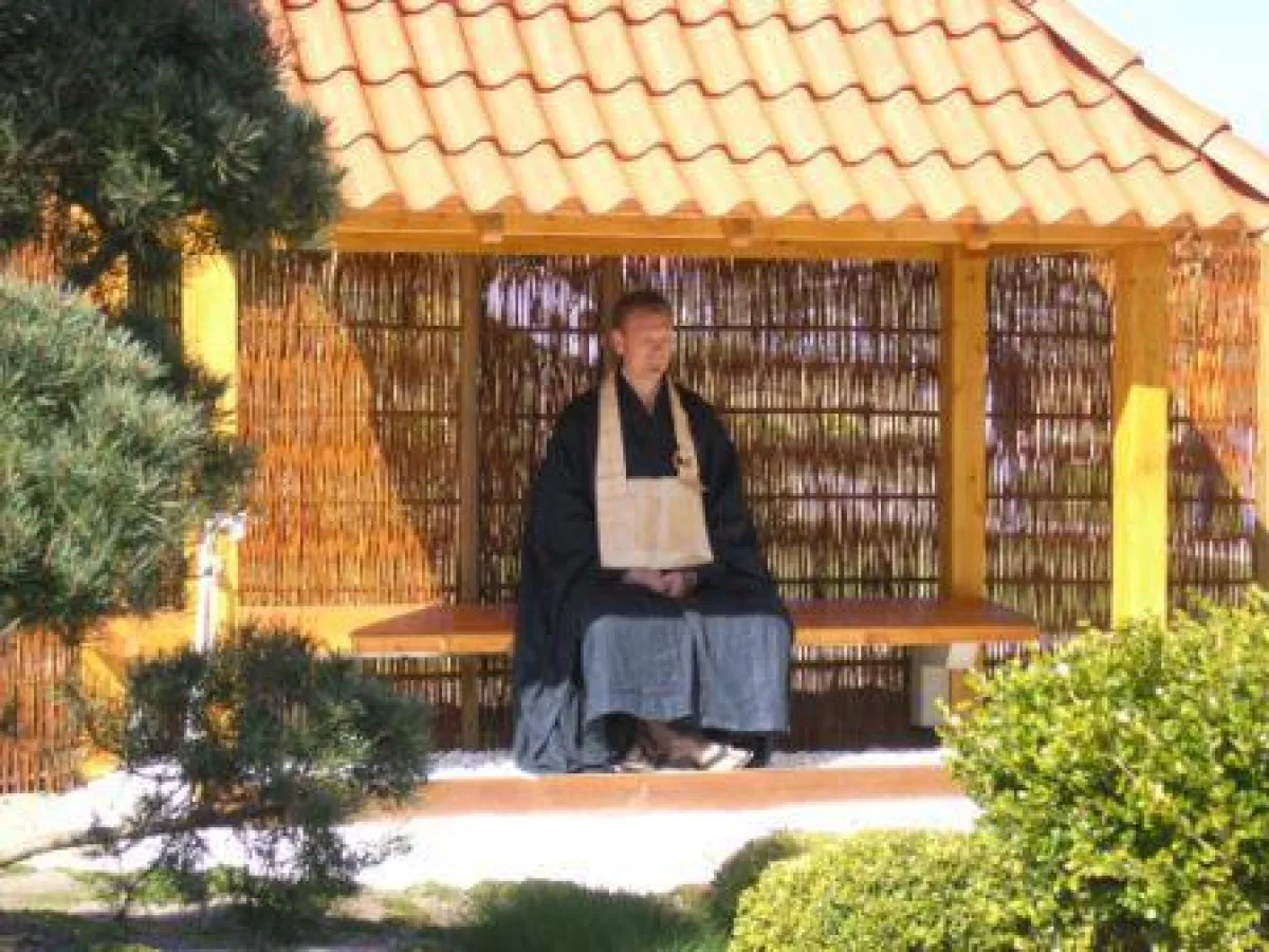 Zen-Lehrer Hinnerk Polenski in dem von ihm entworfenen Zen-Garten der Landesgartenschau in Schleswig. Die Meditationsbank in japanischem Stil wird auf dem Gelände des Zen-Zentrums mit Blick auf die Sc