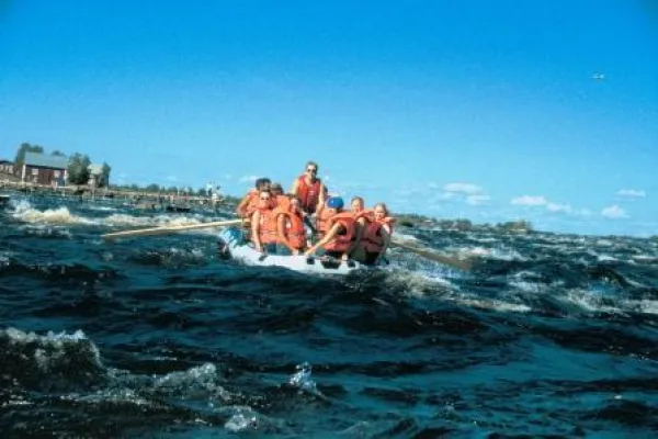 Kukkolaforsen: »Wildwasserfahren und Saunaakademie« Bild: Kukkolaforsen: »Wildwasserfahren und Saunaakademie«