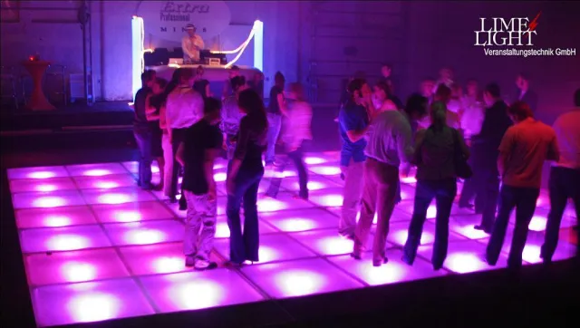 Bild: Bei Limelight jetzt Bühne aus Acrylglas mieten.