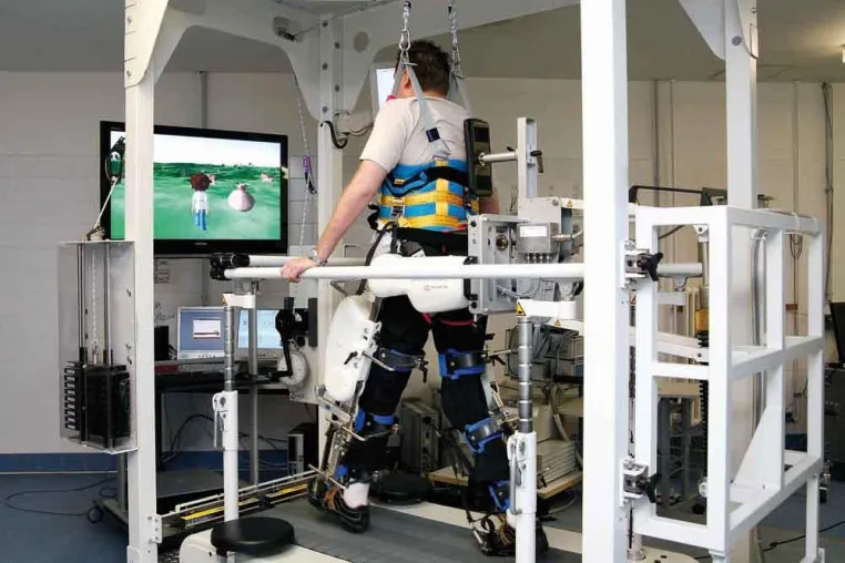 Wenn Roboter und virtuelle Realität den Patienten motivieren Bild: Wenn Roboter und virtuelle Realität den Patienten motivieren