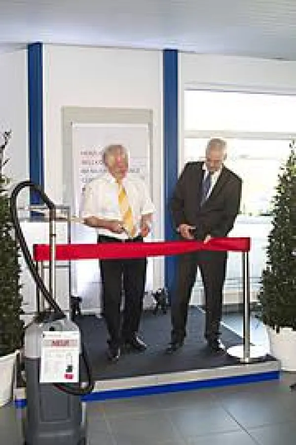 Dr. Reinhard Mann,Vorstand Nilfisk-Advance AG Deutschland (rechts) u.  Erwin Hagenlocher, Vermieter