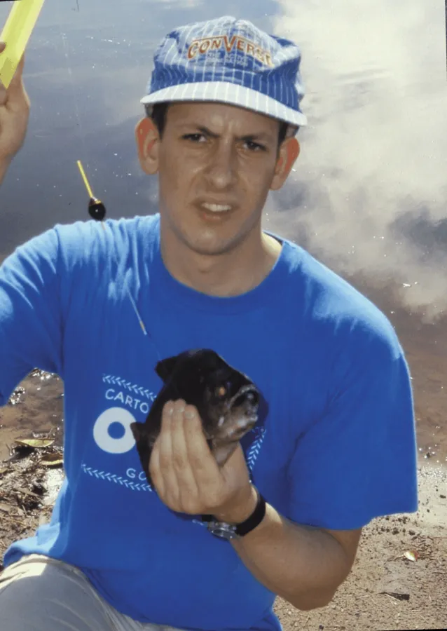 Dennis Besseler allein im Urwald, mit Piranha an der Angel. (© besseler.de)