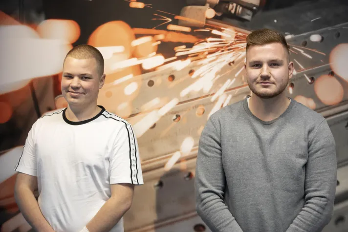 Bild: TORWEGGE begrüßt zwei neue Auszubildende