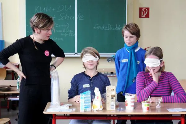 Woher kommt die Milch? Schulprojekt der Welttierschutzgesellschaft informiert über das Leben von Milchkühen Bild: Woher kommt die Milch? Schulprojekt der Welttierschutzgesellschaft informiert über das Leben von Milchkühen