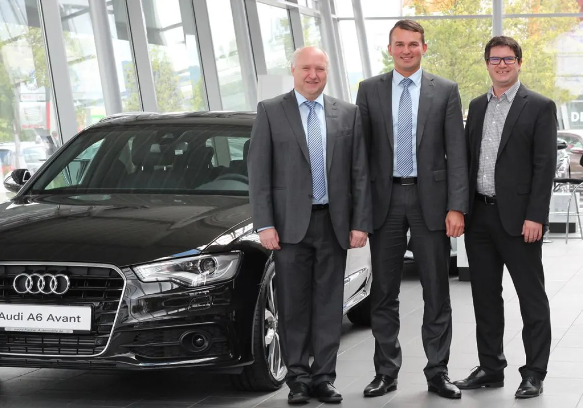 Thomas Fischer (r.), GF von Fischer Automobile, ist stolz auf seine beiden Verkaufsleiter.
