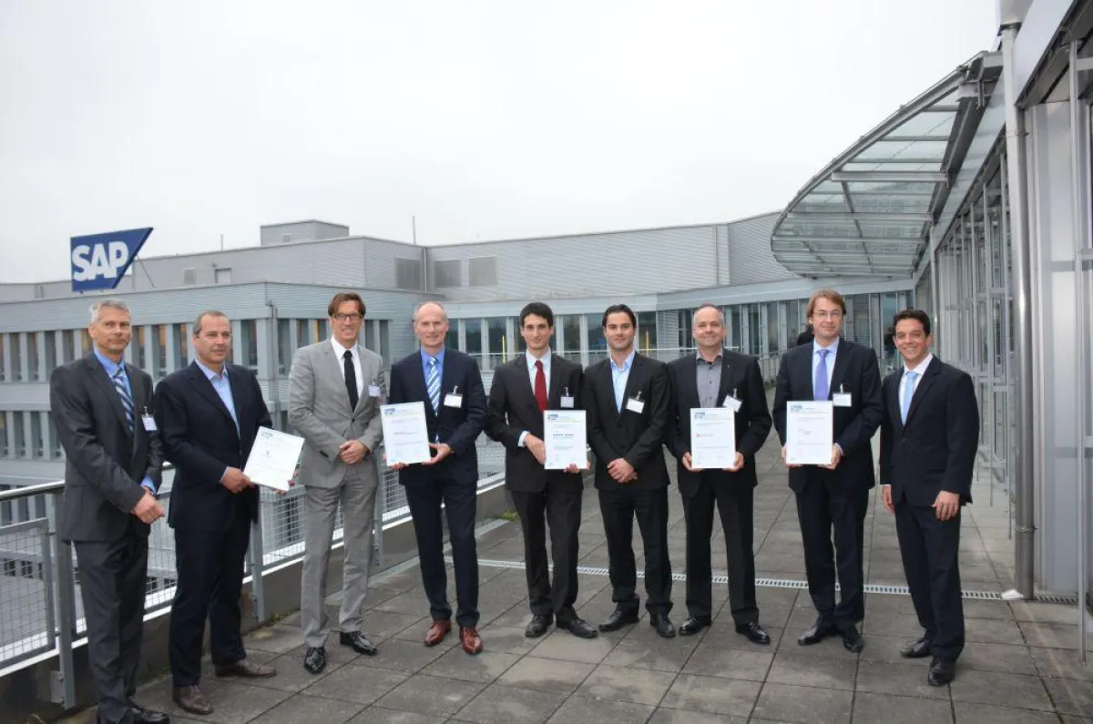 Johann Petschenka und Holger Hinzmann (3. und 4. von links) nahmen den Preis von SAP entgegen