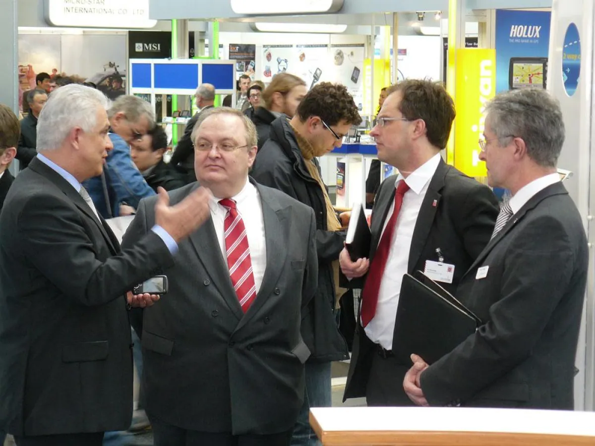 Der hessische Justizminister Jürgen Banzer (2. v.l.) informierte sich auf der CeBIT über die Programme der Kronberger Softwarefirma mobileObjects AG.