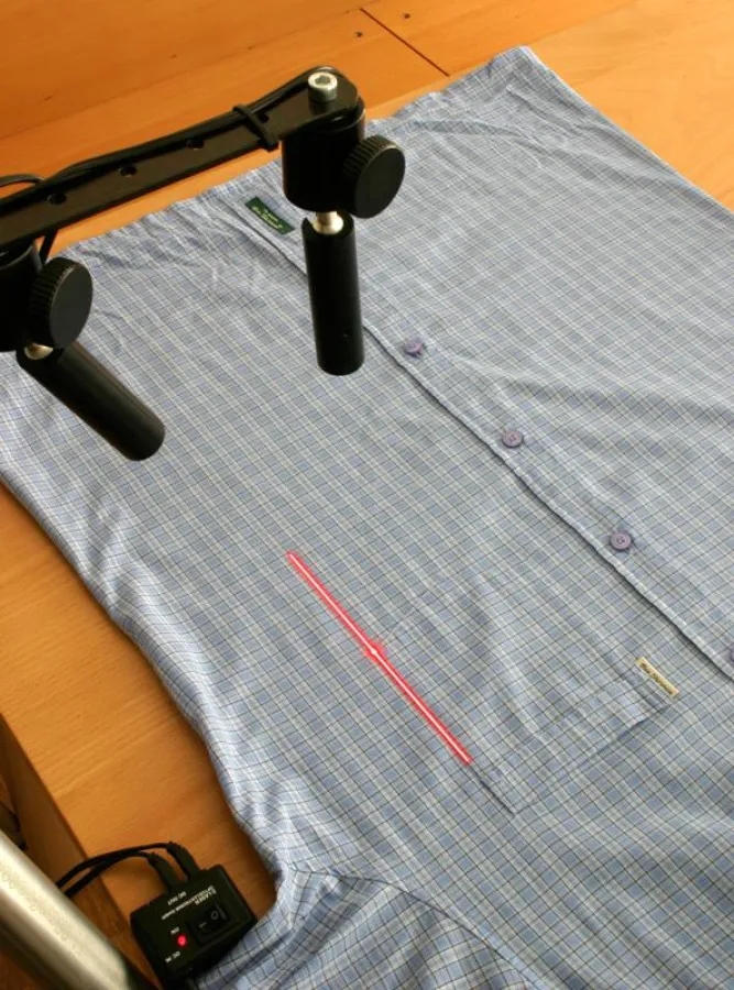 Laserprojektion auf einem Hemd