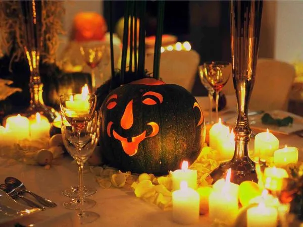 Leuchtende Kürbisdekorationen mit Kerzen für Halloween Bild: Leuchtende Kürbisdekorationen mit Kerzen für Halloween