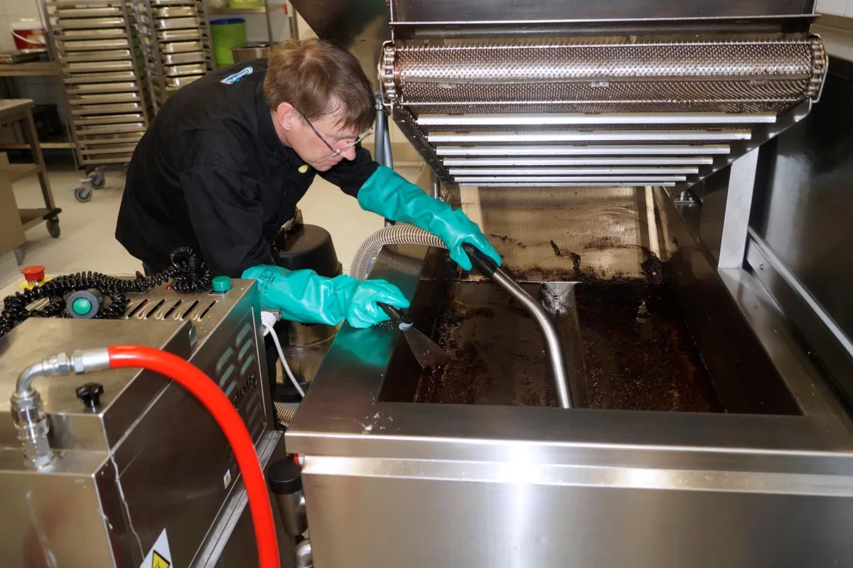 Jörg Mauritz beim Reinigen einer Frittieranlage