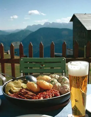 Stimmungsvolle Gondel-Nachtfahrt: Liachtbratl-Montag am Feuerkogel Bild: Stimmungsvolle Gondel-Nachtfahrt: Liachtbratl-Montag am Feuerkogel