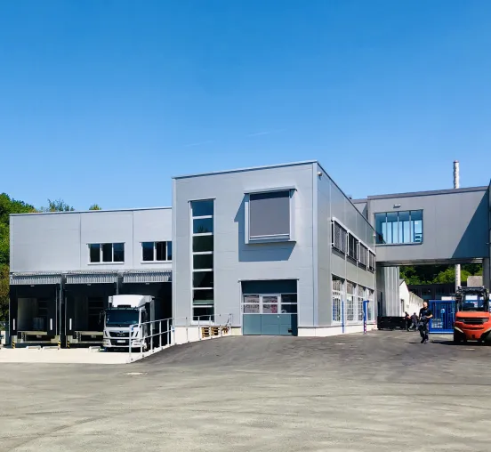 Bild: Neubau verkürzt die Wege - Isabellenhütte investiert in neues Logistikzentrum