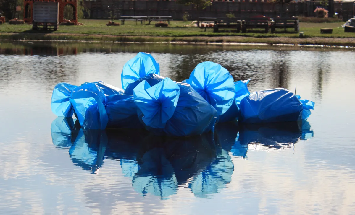 Gregor Zootzky, “Müllblumen – Achter Kontinent”, Installation Hofweiher Eifel im September 2020 (© © Gregor Zootzky, 2020)